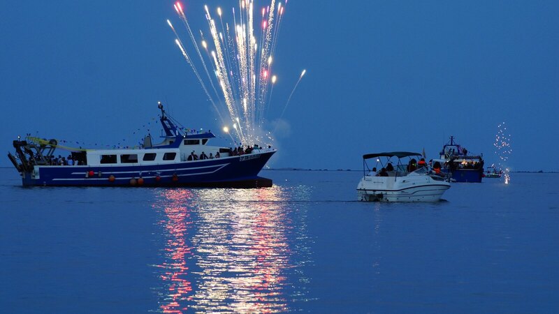 Procesión marítima de la Virgen del Carmen de noche en L'Ampolla (Tarragona)