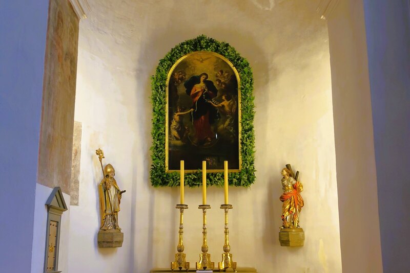 Capilla de San Pedro am Perlach de Augsburgo con el cuadro de la Virgen Desatanudos