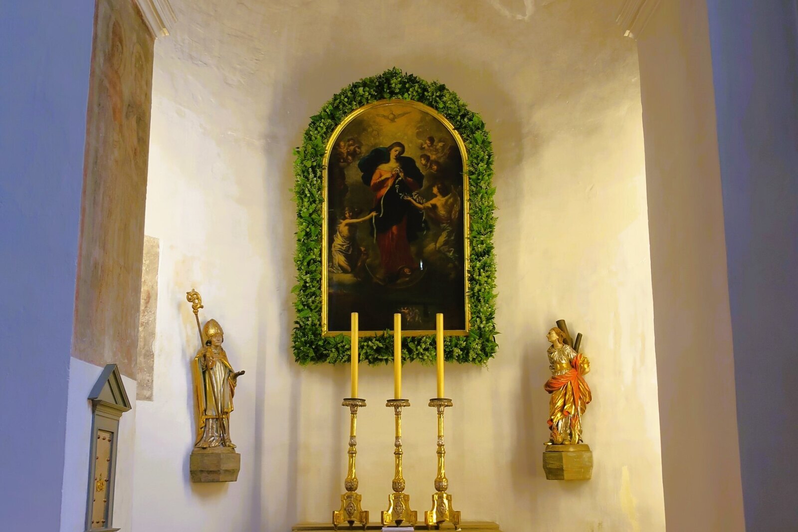Capilla de San Pedro am Perlach de Augsburgo con el cuadro de la Virgen Desatanudos