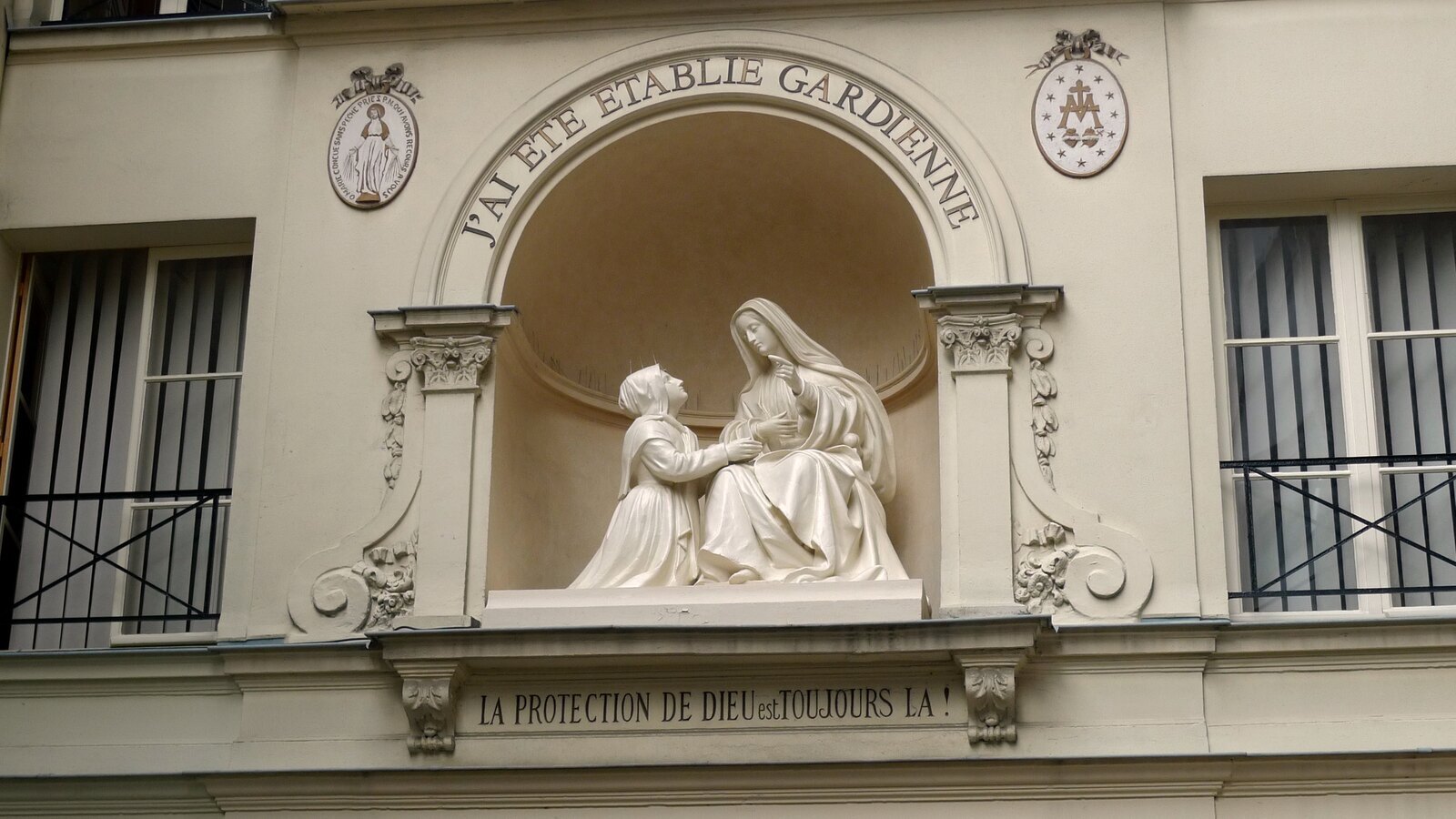 Entrada de la capilla de la rue du Bac de París, santuario de la Virgen Milagrosa