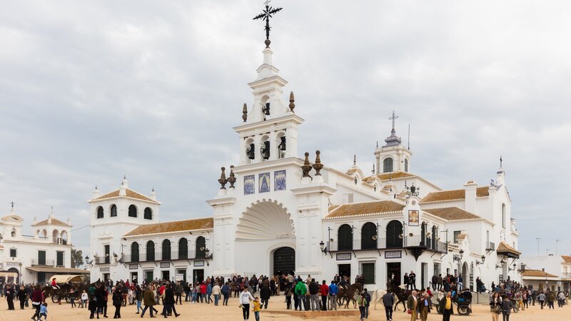 La ermita de la Virgen del Rocío en la aldea de El Rocío, en Almonte (Huelva)