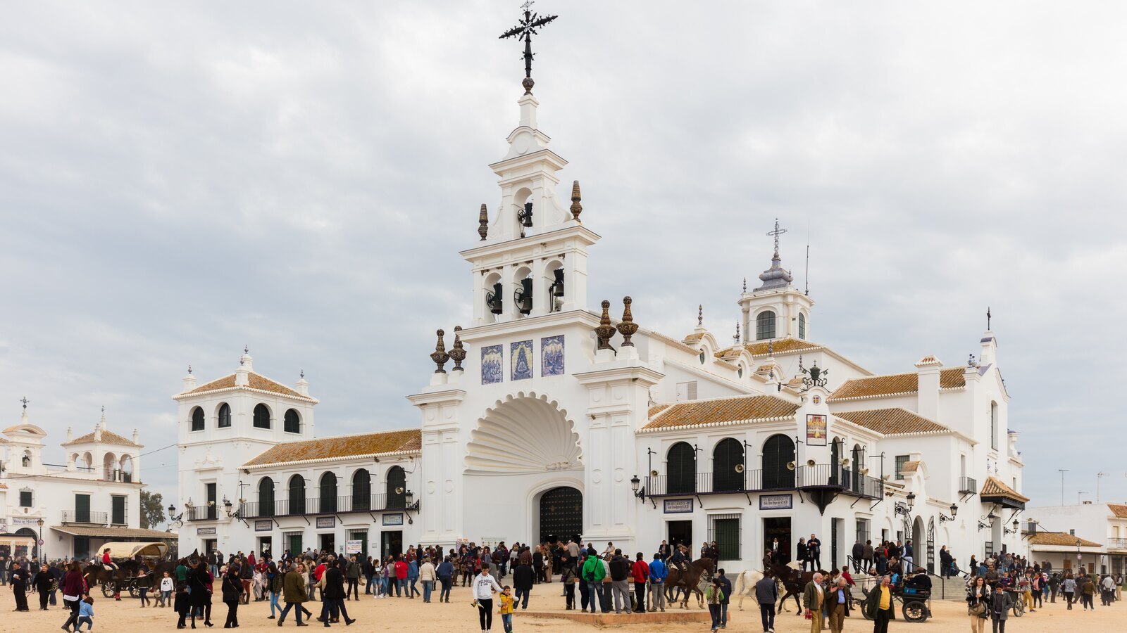 La ermita de la Virgen del Rocío en la aldea de El Rocío, en Almonte (Huelva)