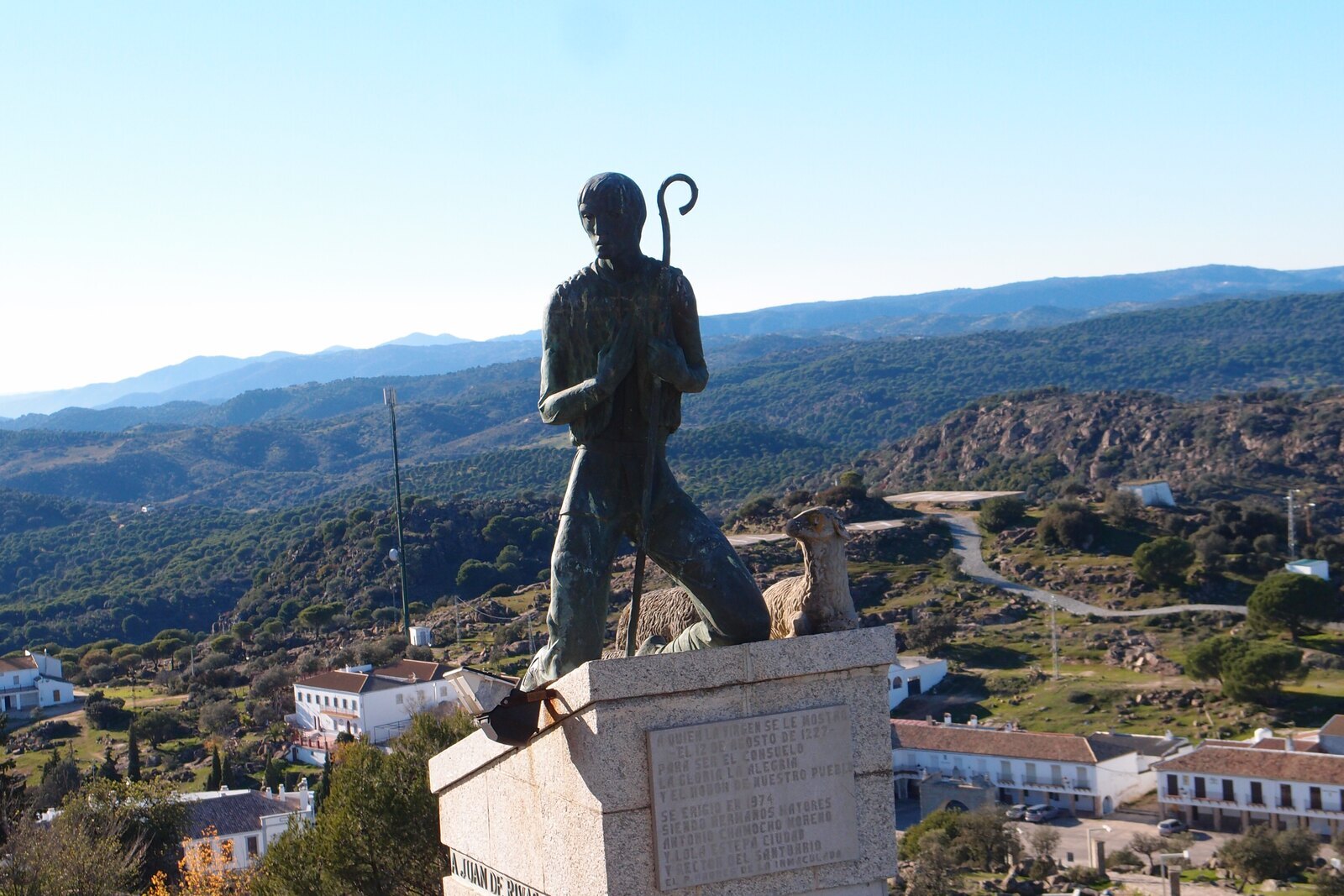 Monumento al pastor de Colomera, testigo de la aparición de la Virgen de la Cabeza, ante la sierra
