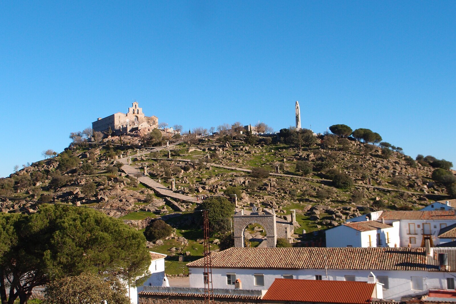 El Cerro de la Cabeza y sus calzadas, final de los caminos de la romería al Santuario de la Virgen de la Cabeza