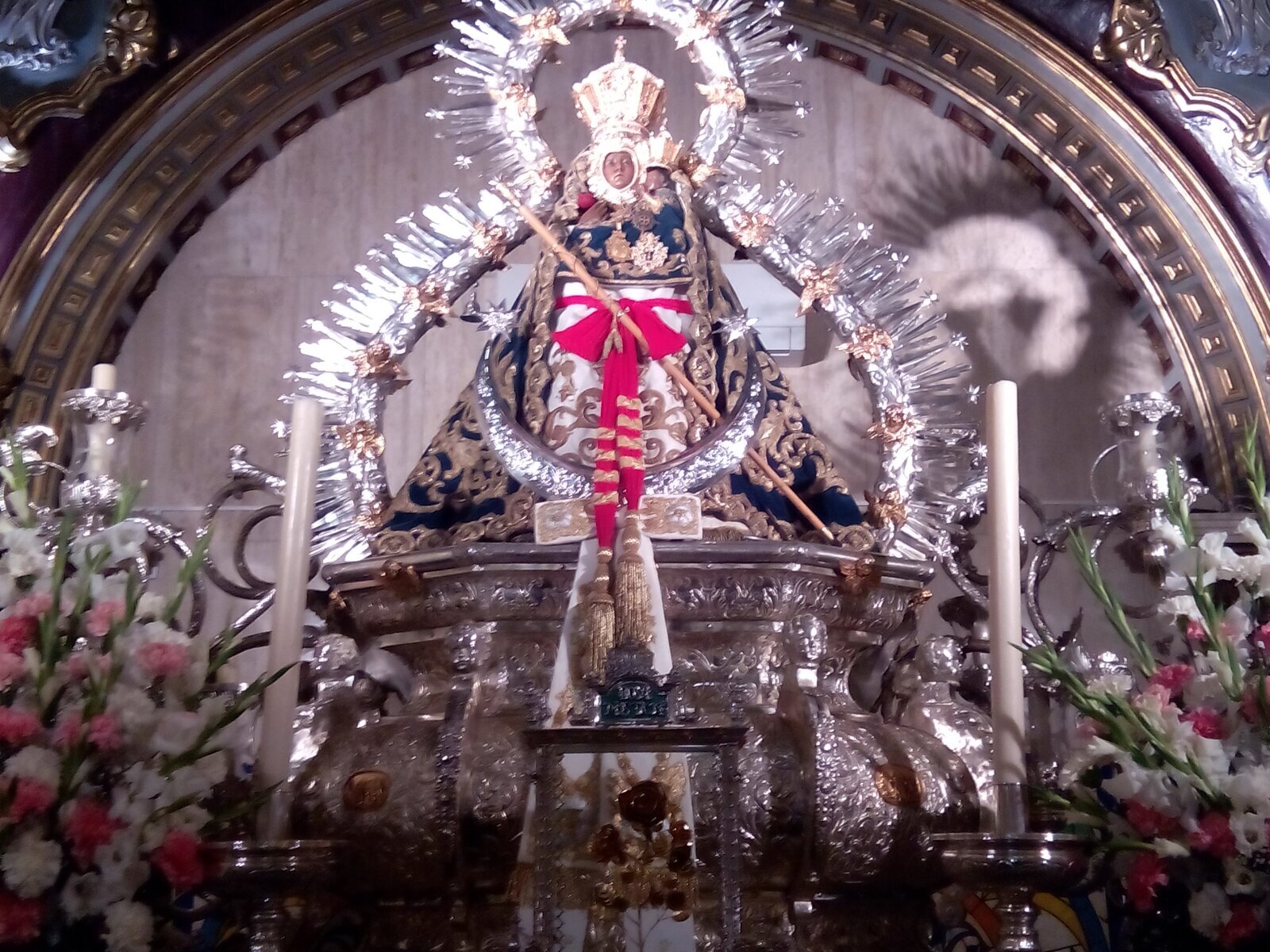 La imagen de la Virgen de la Cabeza en el camarín de su basílica, vestida con manto