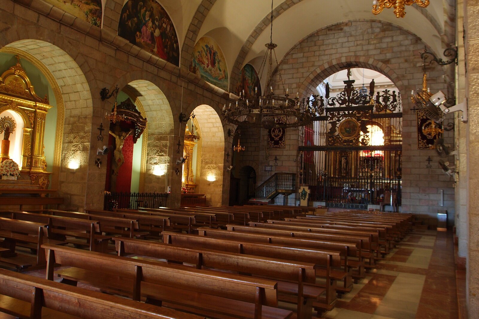 Interior de la basílica del santuario, donde se reza la novena a la Virgen de la Cabeza