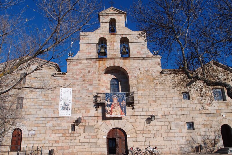 Fachada del Santuario de la Virgen de la Cabeza con su espadaña y el balcón sobre la puerta
