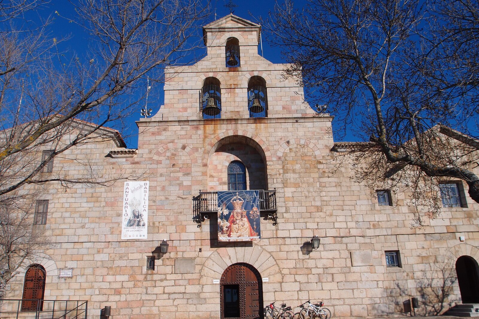 Fachada del Santuario de la Virgen de la Cabeza con su espadaña y el balcón sobre la puerta